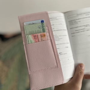 Púder alapon pasztell zsiráfos egészségügyi kiskönyv borító és irattartó névhímzéssel - otthon & életmód - papír, írószer - egészségügyi kiskönyv borító - Meska.hu
