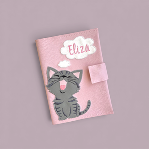 Púder alapon ásító cica mintás egészségügyi kiskönyv borító és irattartó névhímzéssel, Otthon & Életmód, Papír, írószer, Egészségügyi kiskönyv borító, Varrás, MESKA