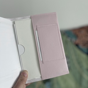 Púder alapon ásító cica mintás egészségügyi kiskönyv borító és irattartó névhímzéssel - otthon & életmód - papír, írószer - egészségügyi kiskönyv borító - Meska.hu