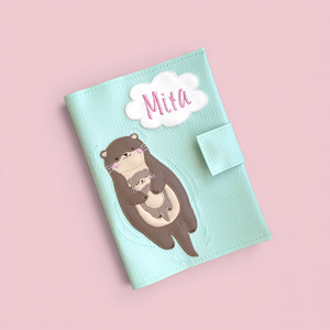 Menta alapon vidra mama és kicsinye mintás egészségügyi kiskönyv borító és irattartó névhímzéssel, Otthon & Életmód, Papír, írószer, Egészségügyi kiskönyv borító, Varrás, MESKA