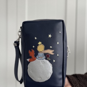 Kisherceg pelenkázó neszesszer, Táska & Tok, Neszesszer, Varrás, Hímzés, A pelenkázó neszesszer külső anyaga textilbőr, amit kisfiú és róka mintával díszítettünk. Ha bepisz..., MESKA