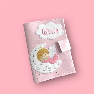 Púder alapon angyalka mintás egészségügyi kiskönyv borító és irattartó névhímzéssel, Baba - mama, Babaemlékek, Egészségügyi kiskönyv borító, Varrás, MESKA