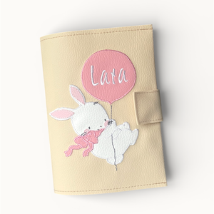 Bézs alapon nyuszi mintás kislány irattartó és egészségügyi kiskönyv borító, Táska & Tok, Pénztárca & Más tok, Kártyatartó & Irattartó, Varrás, Hímzés, MESKA
