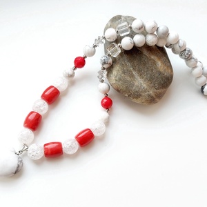 Szívemből - korall, hegyikristály, howlit ásvány nyaklánc, howlit szív medállal - ékszer - nyaklánc - gyöngyös nyaklánc - Meska.hu