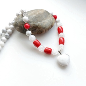 Szívemből - korall, hegyikristály, howlit ásvány nyaklánc, howlit szív medállal - ékszer - nyaklánc - gyöngyös nyaklánc - Meska.hu