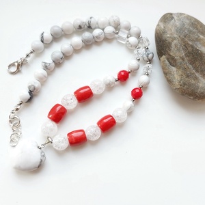 Szívemből - korall, hegyikristály, howlit ásvány nyaklánc, howlit szív medállal - ékszer - nyaklánc - gyöngyös nyaklánc - Meska.hu