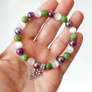 Tavaszi virágok - ametiszt aurakvarc, jáde, macskaszem ásványkarkötő virág medállal - ékszer - karkötő - gyöngyös karkötő - Meska.hu