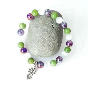 Tavaszi virágok - ametiszt aurakvarc, jáde, macskaszem ásványkarkötő virág medállal - ékszer - karkötő - gyöngyös karkötő - Meska.hu