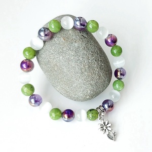 Tavaszi virágok - ametiszt aurakvarc, jáde, macskaszem ásványkarkötő virág medállal - ékszer - karkötő - gyöngyös karkötő - Meska.hu