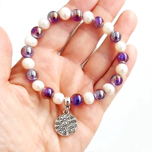 Lágy szellő - ametiszt aurakvarc, igazgyöngy ásványkarkötő - ékszer - karkötő - gyöngyös karkötő - Meska.hu