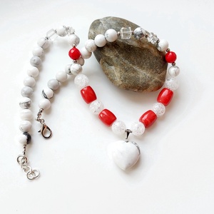 Szívemből - korall, hegyikristály, howlit ásvány nyaklánc, howlit szív medállal - Meska.hu