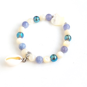 Tengerparton - akvamarin, aura kvarc, kagyló gyöngy ásványkarkötő medállal - ékszer - karkötő - gyöngyös karkötő - Meska.hu