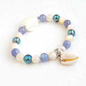 Tengerparton - akvamarin, aura kvarc, kagyló gyöngy ásványkarkötő medállal - ékszer - karkötő - gyöngyös karkötő - Meska.hu