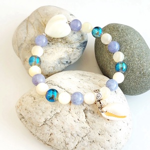 Tengerparton - akvamarin, aura kvarc, kagyló gyöngy ásványkarkötő medállal - ékszer - karkötő - gyöngyös karkötő - Meska.hu