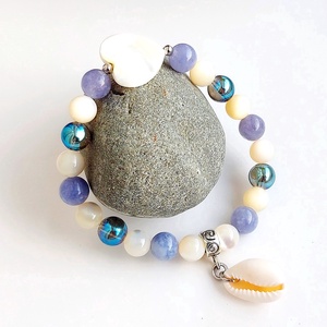 Tengerparton - akvamarin, aura kvarc, kagyló gyöngy ásványkarkötő medállal - ékszer - karkötő - gyöngyös karkötő - Meska.hu