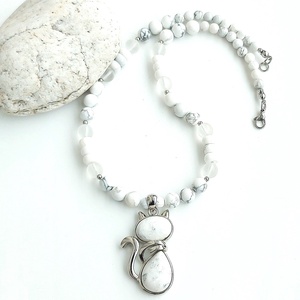 Hófehér cicus - hegyikristály, howlit ásvány nyaklánc, cica medállal és acéllal - ékszer - nyaklánc - gyöngyös nyaklánc - Meska.hu Hófehér cicus - hegyikristály, howlit ásvány nyaklánc, cica medállal és acéllal - ékszer - nyaklánc - gyöngyös nyaklánc - Meska.hu