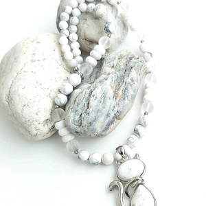 Hófehér cicus - hegyikristály, howlit ásvány nyaklánc, cica medállal és acéllal - ékszer - nyaklánc - gyöngyös nyaklánc - Meska.hu Hófehér cicus - hegyikristály, howlit ásvány nyaklánc, cica medállal és acéllal - ékszer - nyaklánc - gyöngyös nyaklánc - Meska.hu