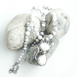 Hófehér cicus - hegyikristály, howlit ásvány nyaklánc, cica medállal és acéllal - ékszer - nyaklánc - gyöngyös nyaklánc - Meska.hu Hófehér cicus - hegyikristály, howlit ásvány nyaklánc, cica medállal és acéllal - ékszer - nyaklánc - gyöngyös nyaklánc - Meska.hu