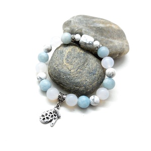 Fázós reggel - achát, howlit ásványkarkötő, kesztyű medállal - Meska.hu