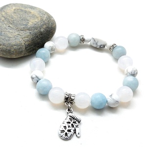 Fázós reggel - achát, howlit ásványkarkötő, kesztyű medállal - ékszer - karkötő - ásványkarkötő - Meska.hu