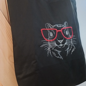 Hímzett vászontáska / szemüveges mókus - táska & tok - bevásárlás & shopper táska - shopper, textiltáska, szatyor - Meska.hu