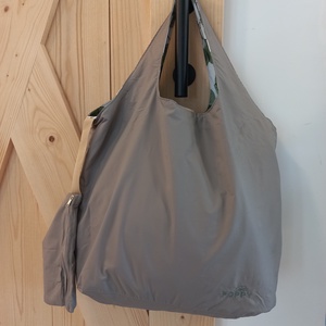 Poppy összecsukható bevásárlótáska / drapp leveles - táska & tok - bevásárlás & shopper táska - shopper, textiltáska, szatyor - Meska.hu