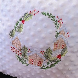 Karácsonyi koszorús  hímzett díszpárna - Meska.hu