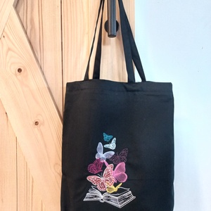 Hímzett vászontáska / pillangós könyvek hímzéssel, Táska & Tok, Bevásárlás & Shopper táska, Shopper, textiltáska, szatyor, Hímzés, Varrás, MESKA