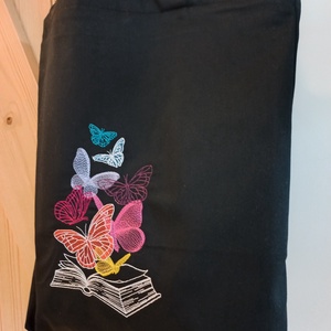 Hímzett vászontáska / pillangós könyvek hímzéssel - táska & tok - bevásárlás & shopper táska - shopper, textiltáska, szatyor - Meska.hu