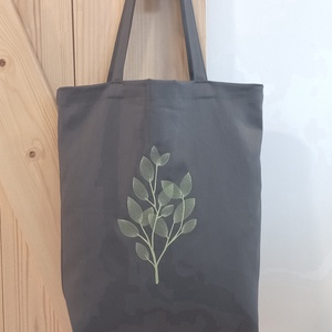 Szürke hímzett vászontáska / zöld, lila leveles, Táska & Tok, Bevásárlás & Shopper táska, Kenyeres zsák, Hímzés, Varrás, MESKA