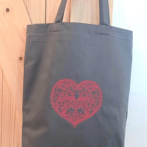 Szürke hímzett vászontáska / csipkés szív hímzéssel, Táska & Tok, Bevásárlás & Shopper táska, Shopper, textiltáska, szatyor, Hímzés, Varrás, MESKA