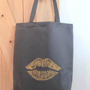 Szürke vászontáska / arany vagy pink ajak hímzéssel, Táska & Tok, Bevásárlás & Shopper táska, Shopper, textiltáska, szatyor, Hímzés, Varrás, MESKA