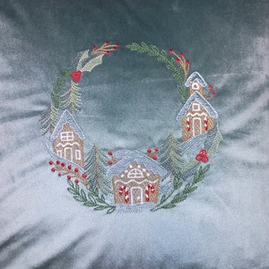 Karácsonyi koszorús  díszpárna- ásványzöld - Meska.hu