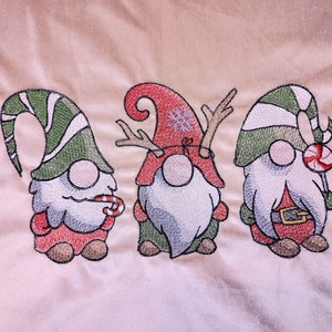 Karácsonyi manós hímzett díszpárna- bézs - Meska.hu