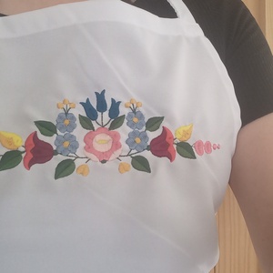 Hímzett kötény-kalocsa fűzér/fehér - otthon & életmód - konyhafelszerelés, tálalás - konyhai textil - kötény - Meska.hu