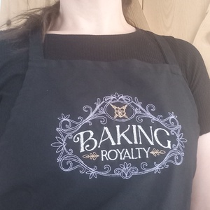 Hímzett kötény-Baking royality/fekete - Meska.hu