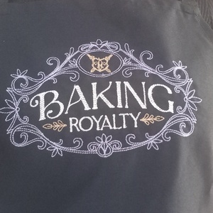 Hímzett kötény-Baking royality/fekete - otthon & életmód - konyhafelszerelés, tálalás - konyhai textil - kötény - Meska.hu