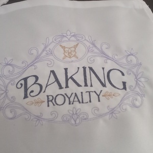 Hímzett kötény-Baking royality/fehér - otthon & életmód - konyhafelszerelés, tálalás - konyhai textil - kötény - Meska.hu