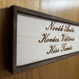 Egyedi névtábla ajtóra  stílusos, fából készült ajtódísz, Otthon & Életmód, Dekoráció, Ajtó- és ablak dekoráció, Ajtódísz & Kopogtató, Gravírozás, pirográfia, MESKA