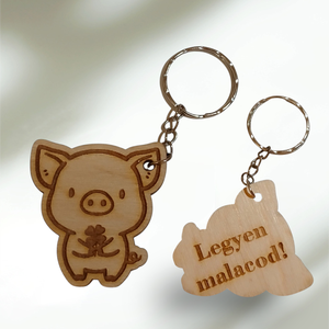 Gravírozott Malacos Kulcstartó � Szerencsehozó Újévi Ajándék (BUÉK 2026), Táska & Tok, Kulcstartó & Táskadísz, Kulcstartó, Gravírozás, pirográfia, MESKA