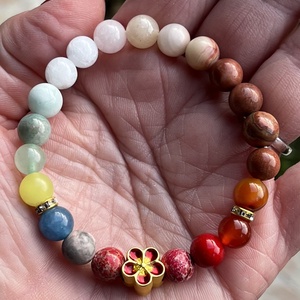 Ásvány karkötő virággal. - Meska.hu