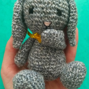 Amigurumi nyuszi ül a fűben  - játék & sport - plüssállat & játékfigura - nyuszi - Meska.hu