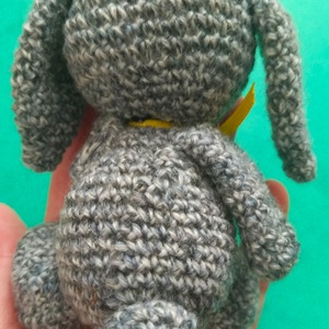 Amigurumi nyuszi ül a fűben  - játék & sport - plüssállat & játékfigura - nyuszi - Meska.hu