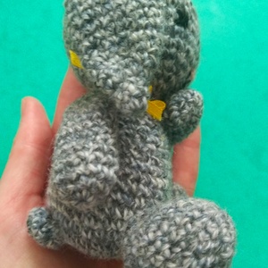 Amigurumi nyuszi ül a fűben  - játék & sport - plüssállat & játékfigura - nyuszi - Meska.hu