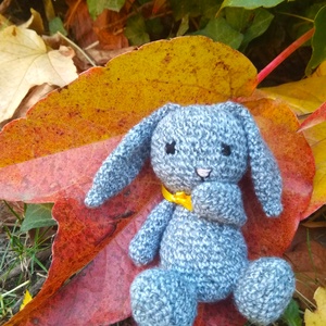 Amigurumi nyuszi ül a fűben  - játék & sport - plüssállat & játékfigura - nyuszi - Meska.hu