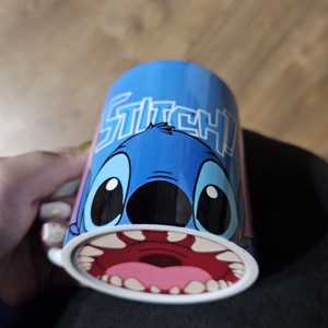 Stitch és Angel bögre , Otthon & Életmód, Konyhafelszerelés, tálalás, Tálalás, Bögre & Csésze, Mindenmás, Stich rajongóknak kötelező! ?

Stitch arca alatt UVDTF vízálló fóliás száj található, a másik oldal..., MESKA