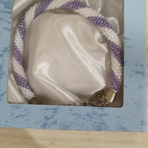 Gyöngyhorgolt karkötő díszdobozban - ékszer - karkötő - gyöngyös karkötő - Meska.hu