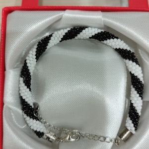 Gyöngyhorgolt karkötő díszdobozban, Ékszer, Karkötő, Gyöngyös karkötő, Horgolás, MESKA
