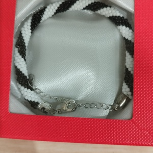 Gyöngyhorgolt karkötő díszdobozban - ékszer - karkötő - gyöngyös karkötő - Meska.hu