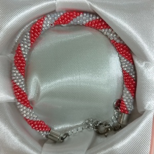 Gyöngyhorgolt karkötő díszdobozban, Ékszer, Karkötő, Gyöngyös karkötő, Horgolás, MESKA